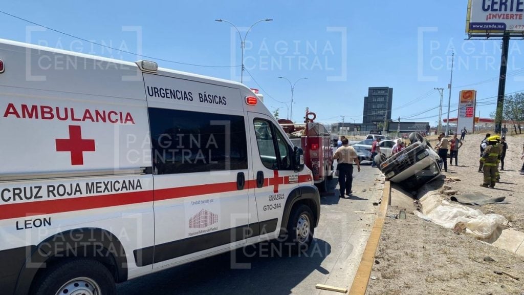 Se registra volcadura y choque en el libramiento Morelos