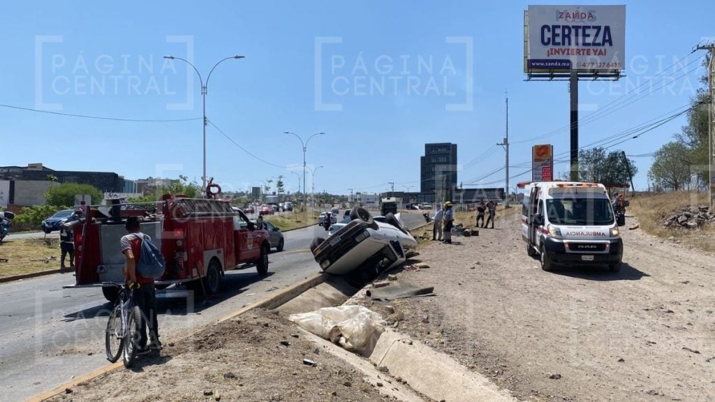 Se registra volcadura y choque en el libramiento Morelos