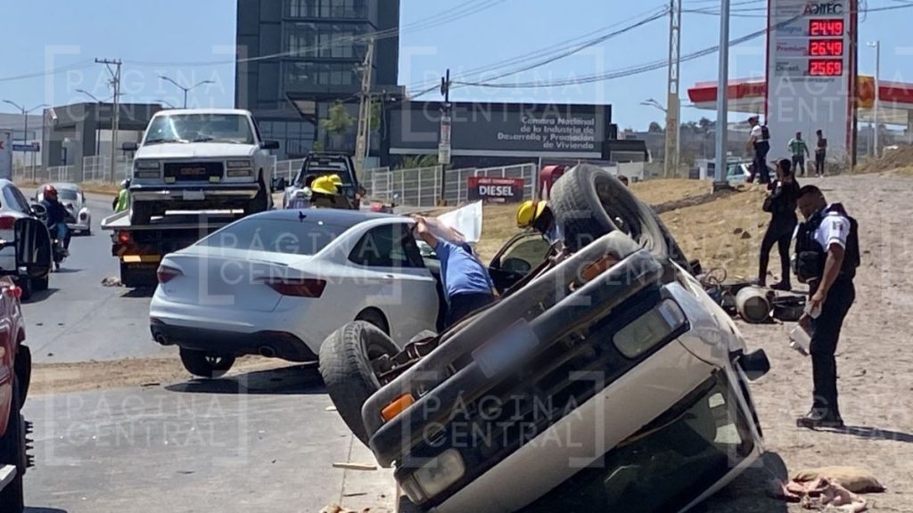 Se registra volcadura y choque en el libramiento Morelos