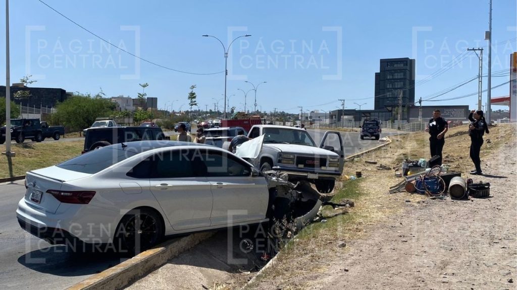 Se registra volcadura y choque en el libramiento Morelos