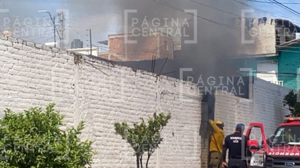 Arde casa donde se almacenaba basura en Cerrito de Jerez en León