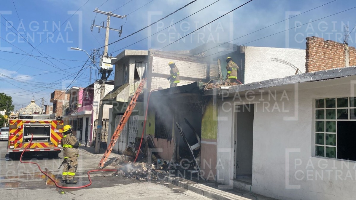 Arde casa de pepenador en la colonia Valle de Señora de León