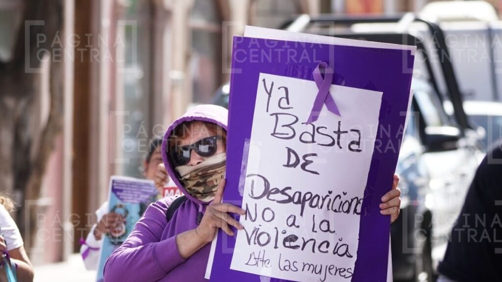Marchan madres buscadoras por la calle Madero en León