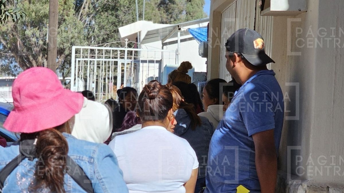 Papás exigen renuncia de directora de la escuela de Lagunillas