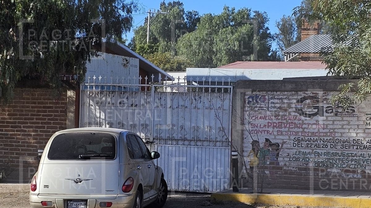 Papás exigen renuncia de directora de la escuela de Lagunillas