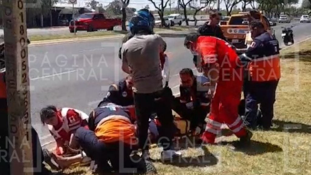 Motociclista sufre caída en bulevar Aeropuerto en León