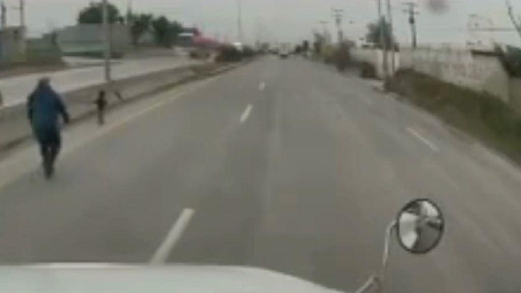 Trailero salva la vida de niño en carretera en Nuevo Laredo