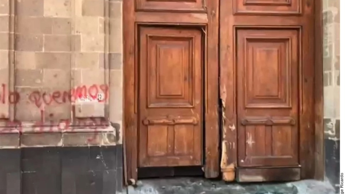 Rompen normalistas de Ayotzinapa puerta de Palacio Nacional