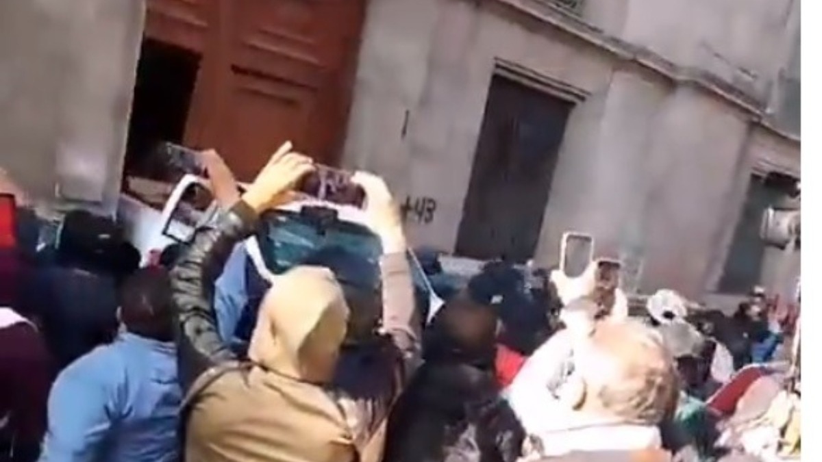 Rompen normalistas de Ayotzinapa puerta de Palacio Nacional