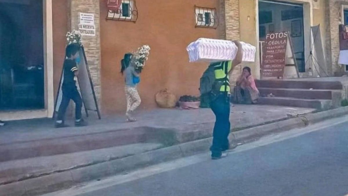 Papá carga ataúd de su hija por calle de Guatemala