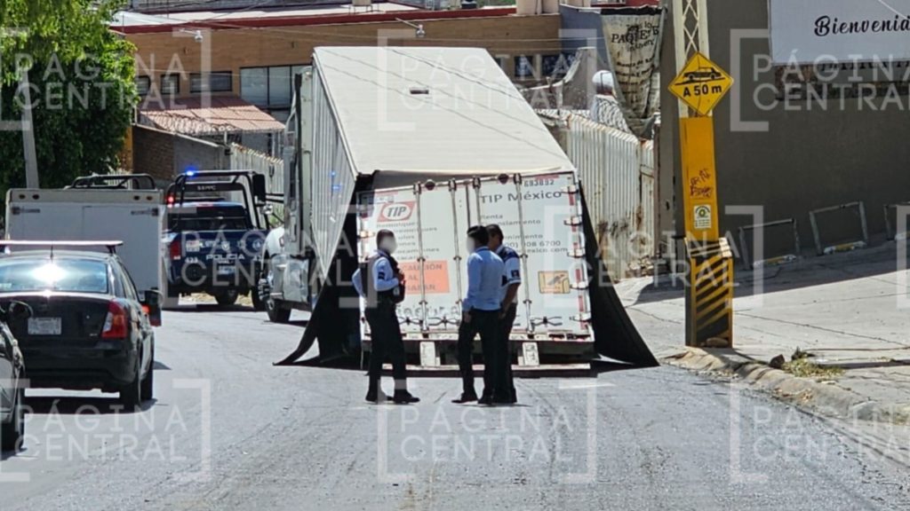 Tráiler pierde el eje en el bulevar Mariano Escobedo