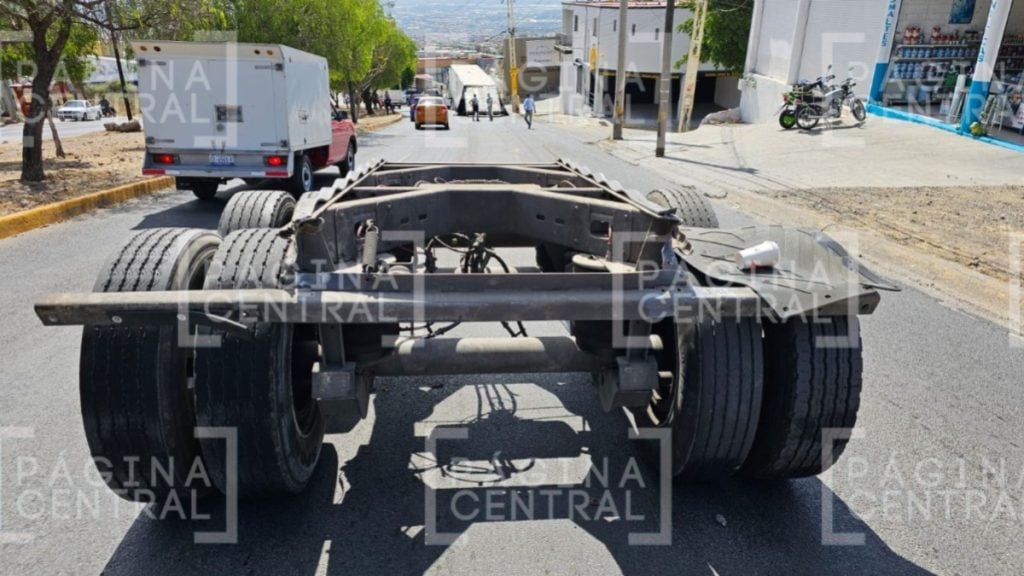 Tráiler pierde el eje en el bulevar Mariano Escobedo