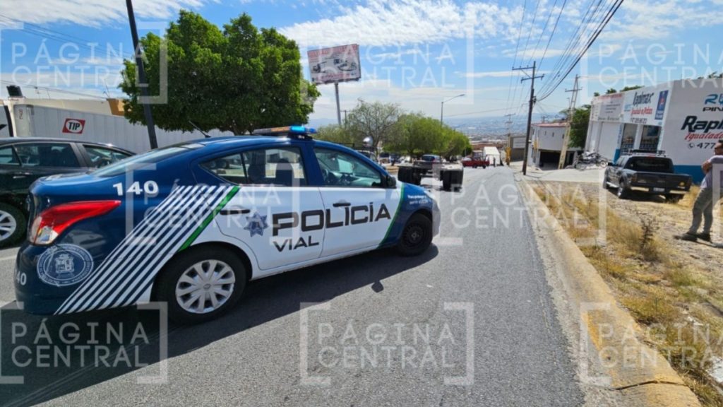 Tráiler pierde el eje en el bulevar Mariano Escobedo