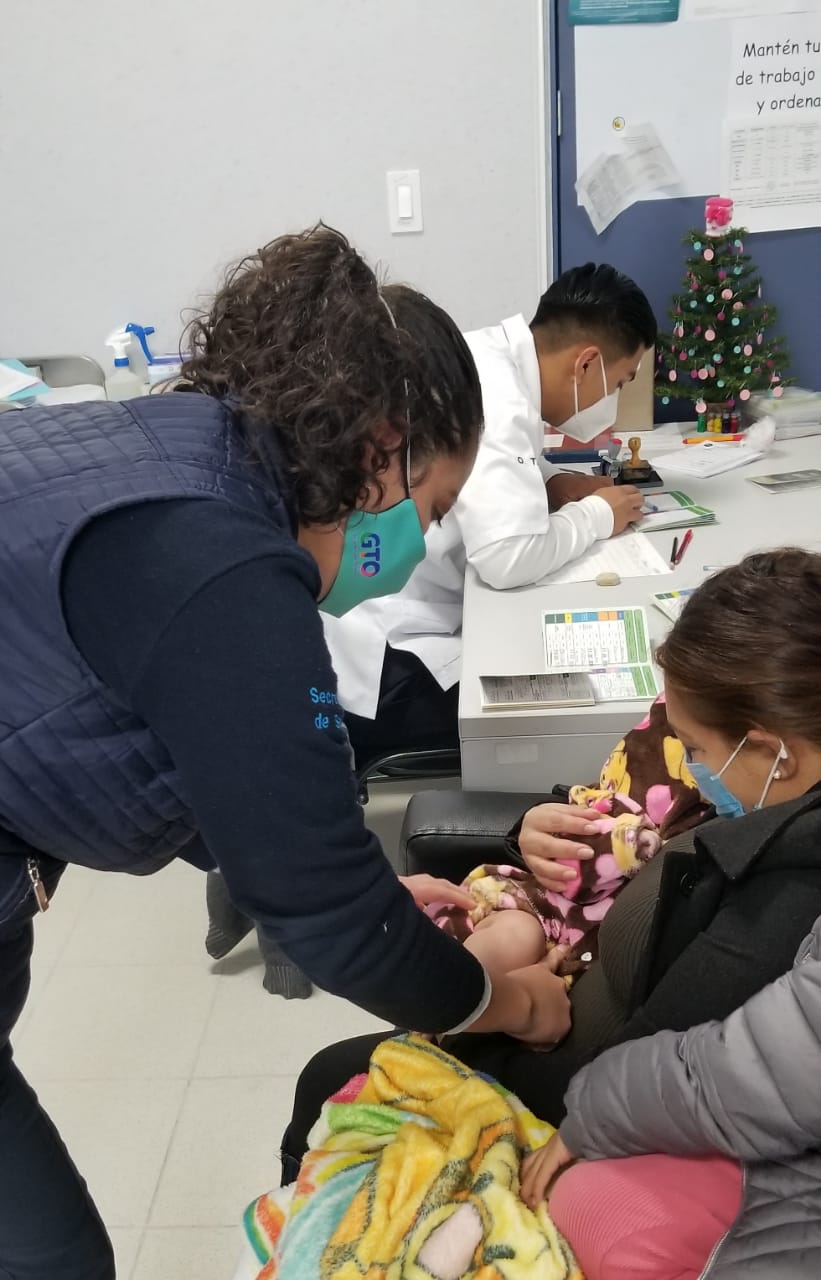 Recomiendan vacunar a niños contra sarampión ante brotes