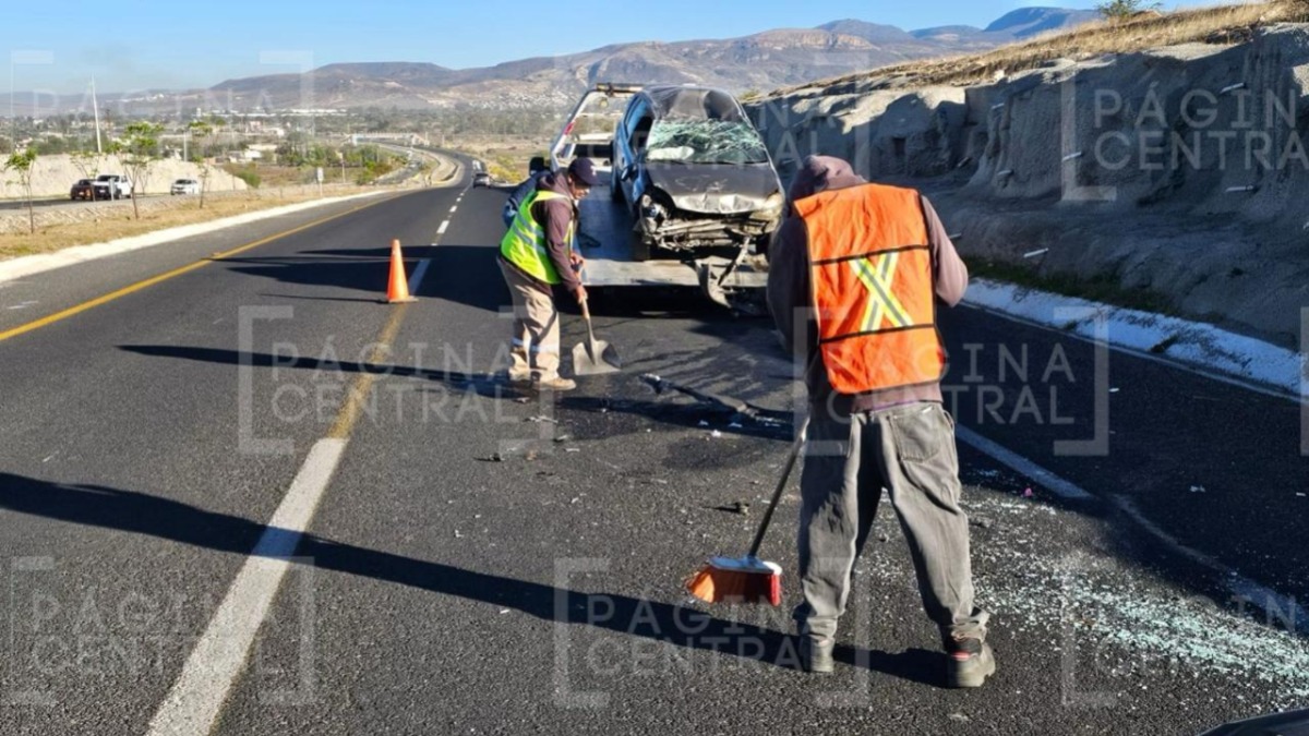 Mujer sufre volcadura en el Eje Metropolitano de León