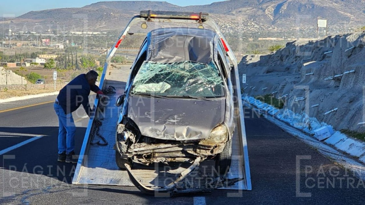 Mujer sufre volcadura en el Eje Metropolitano de León