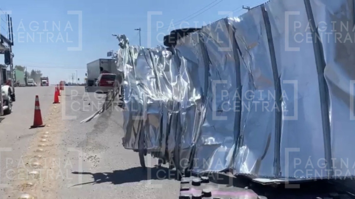 Vuelca camión con autopartes frente a General Motors en Silao