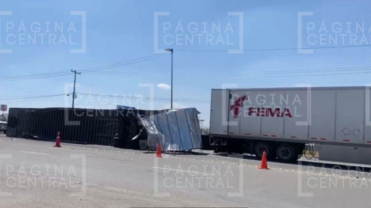 Vuelca camión con autopartes frente a General Motors en Silao