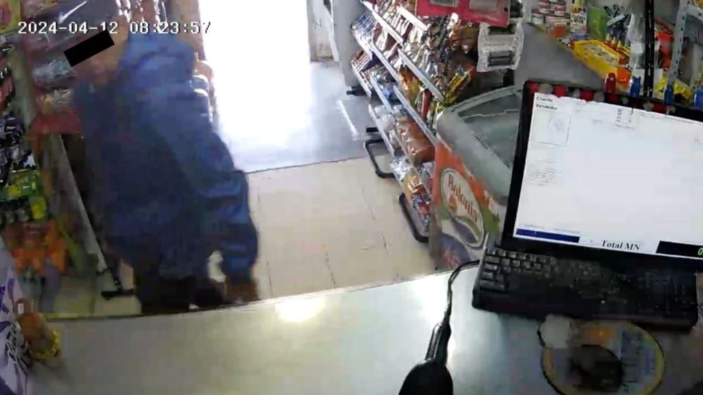 Asaltan a mano armada en tienda de Jardines de San Pedro