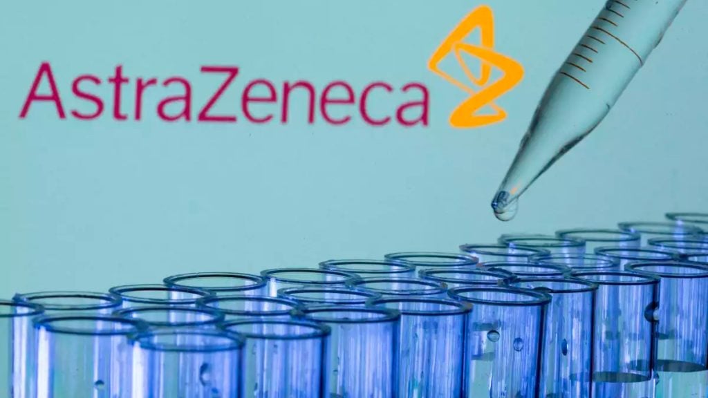 Aceptan AstraZeneca posible efecto secundario por su vacuna