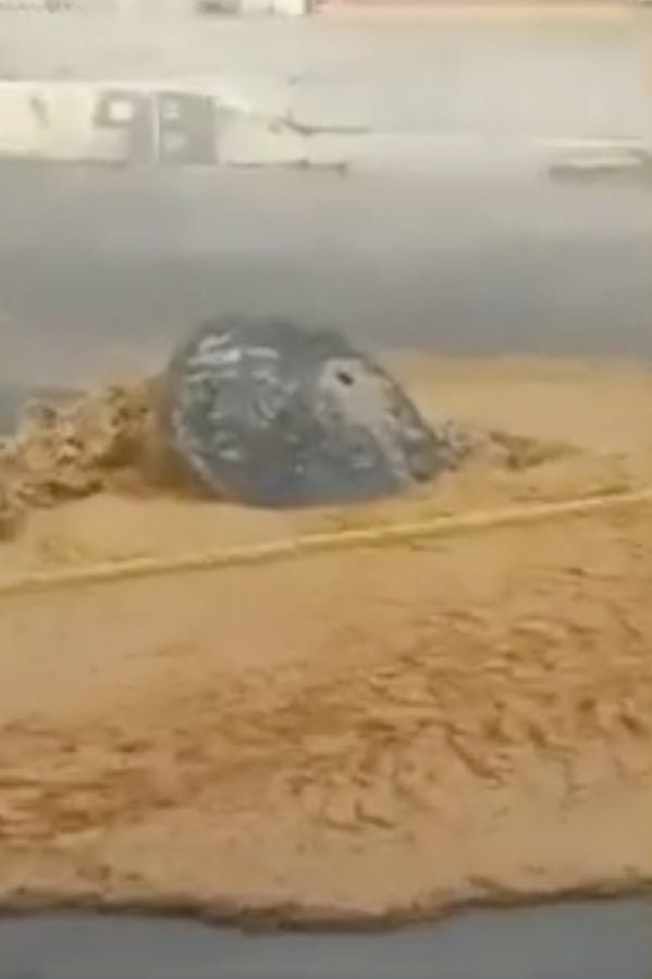 Alarma a vecinos sustancia en coladeras en Ciudad de México