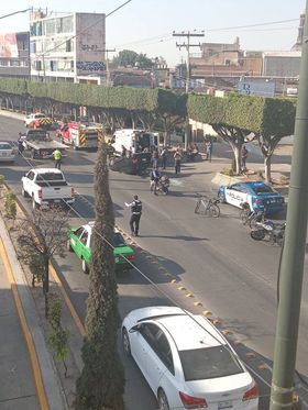 Dos mujeres viajaban en el auto que se volcó cerca de la avenida Miguel Alemán en la Obrera.