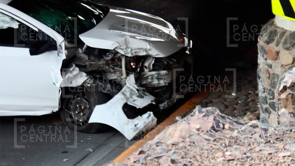 Choca su vehículo contra un pilar en el Malecón del Río