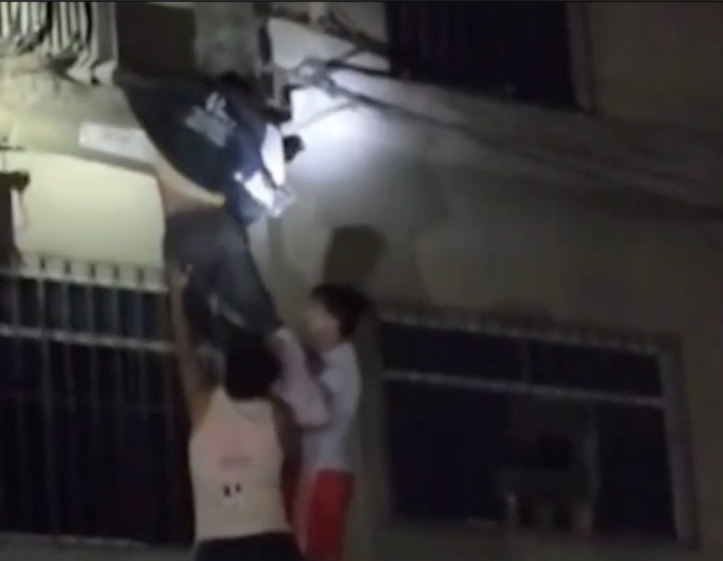 Joven sube a poste para asustar palomas y sufre descarga en Perú