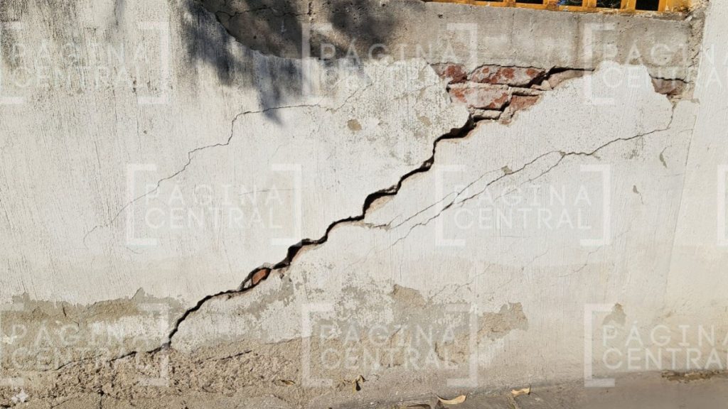 Se manifiestan papás por mal estado de escuela en Las Huertas