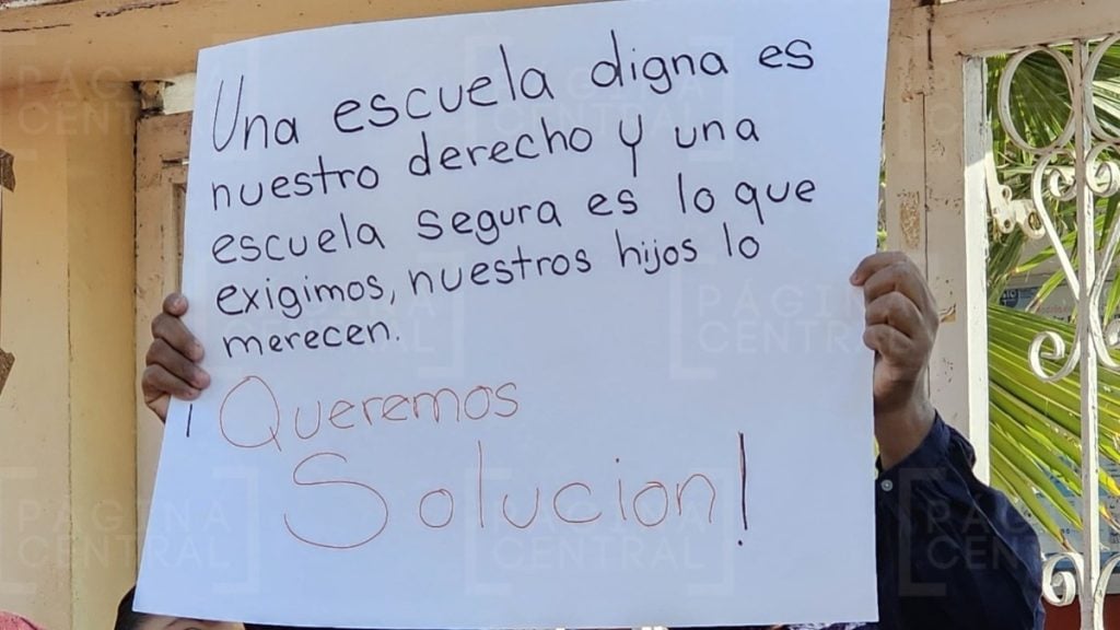 Se manifiestan papás por mal estado de escuela en Las Huertas