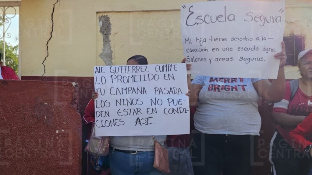 Se manifiestan papás por mal estado de escuela en Las Huertas