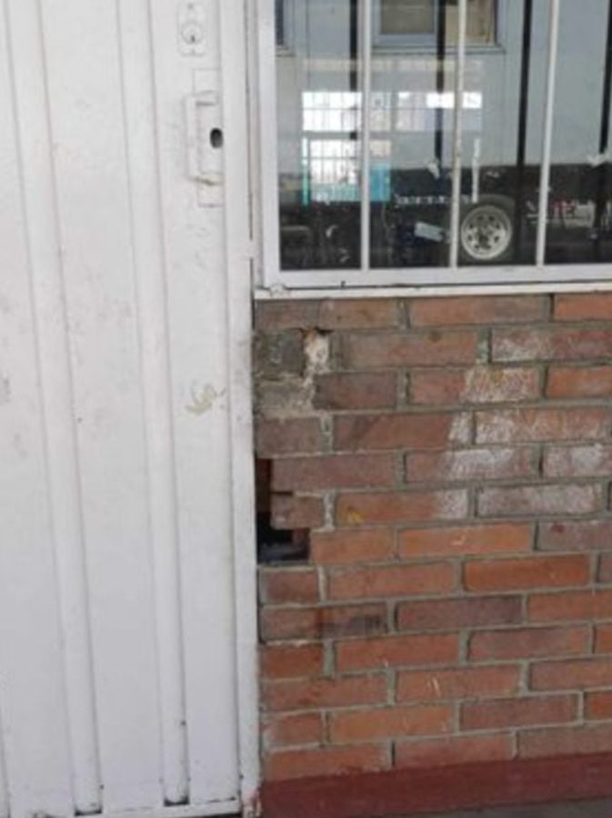 Se manifiestan papás por mal estado de escuela en Las Huertas