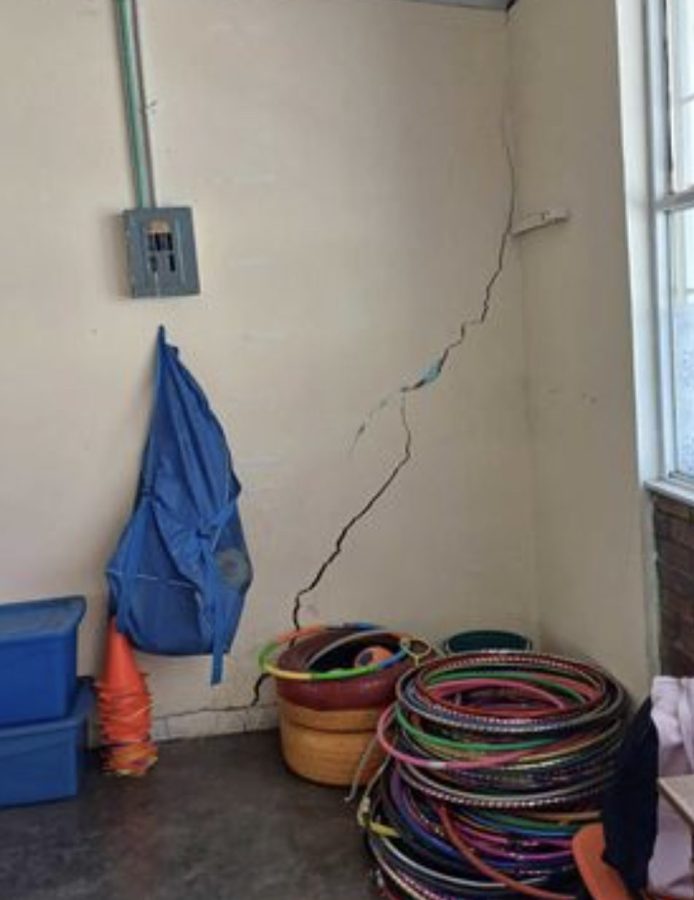 Se manifiestan papás por mal estado de escuela en Las Huertas