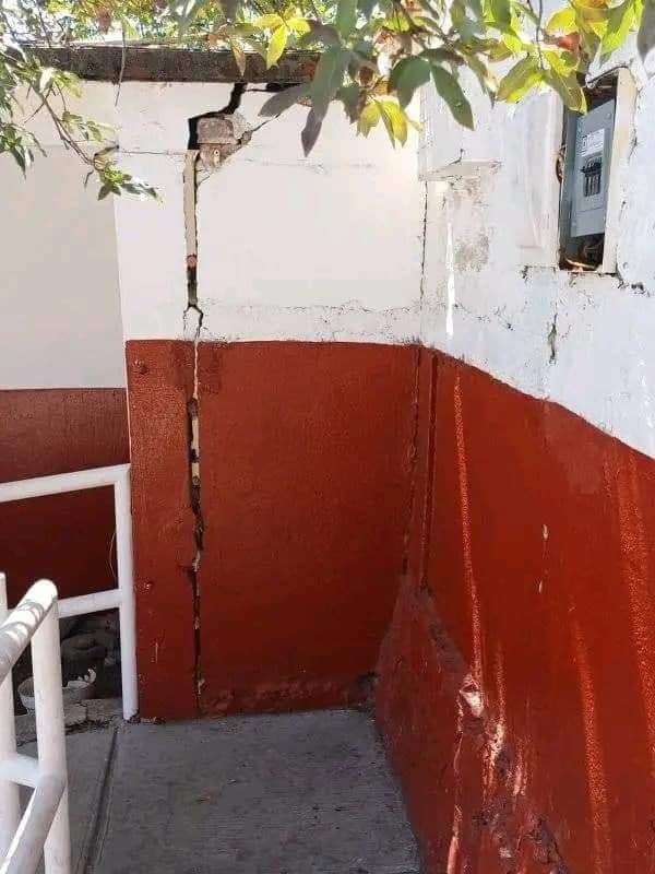 Se manifiestan papás por mal estado de escuela en Las Huertas