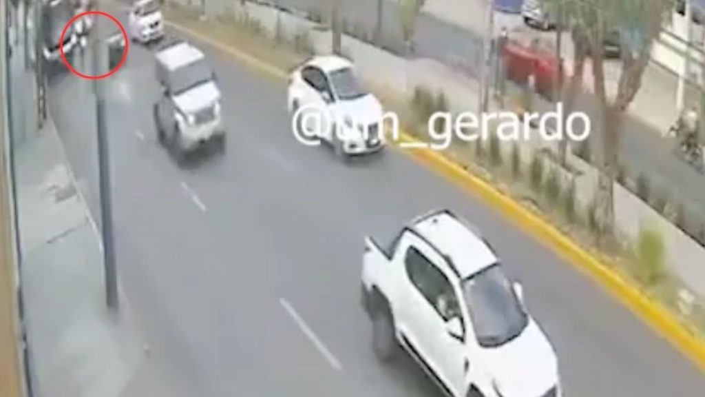Motociclista intenta rebasar por la derecha y choca contra camión