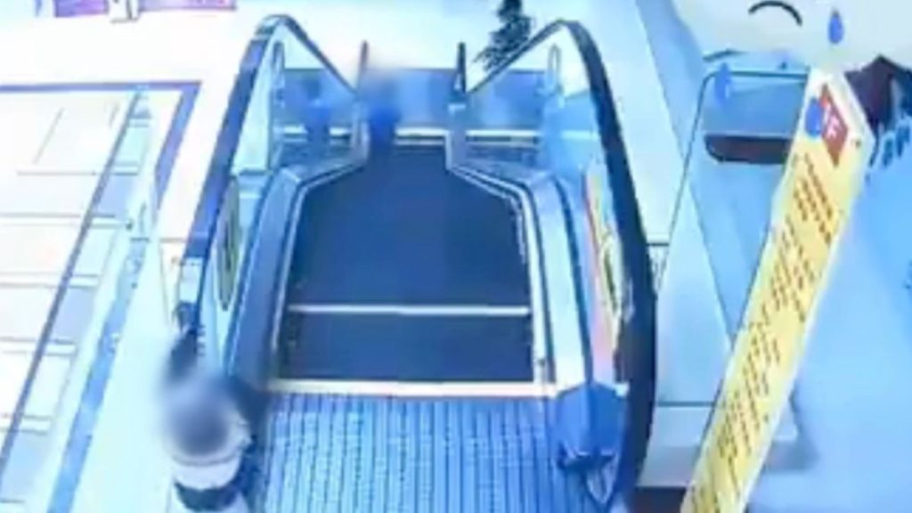 Niño cae de escaleras eléctricas en centro comercial de China