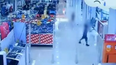 Niño cae de escaleras eléctricas en centro comercial de China