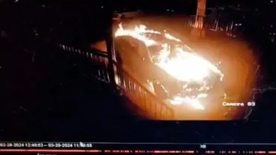 Mujer prende fuego al vehículo de dueña de estética