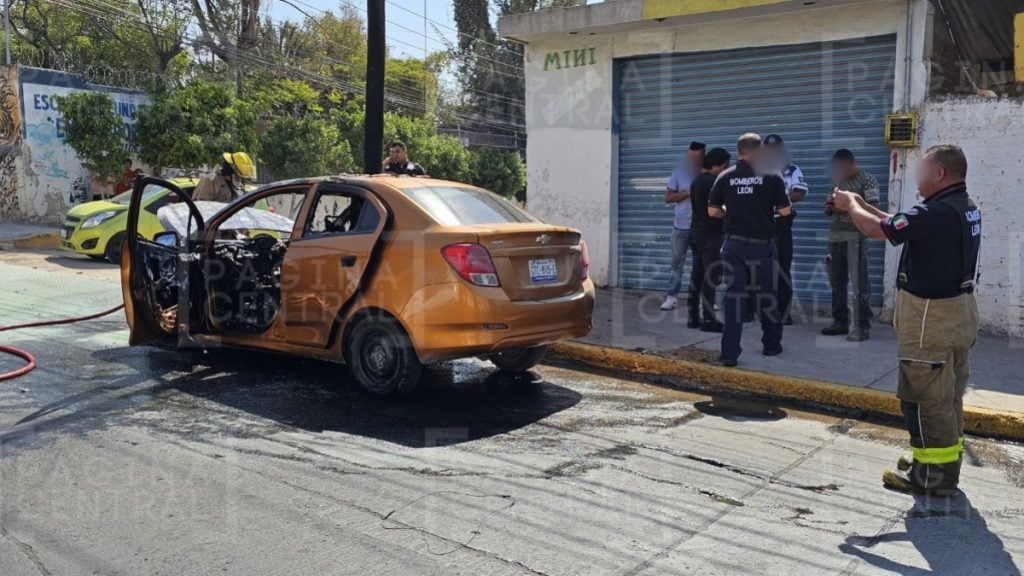 Se quema auto al circular por el bulevar Cervantes Saavedra en Chapalita