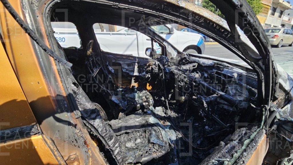 Se quema auto al circular por el bulevar Cervantes Saavedra en Chapalita