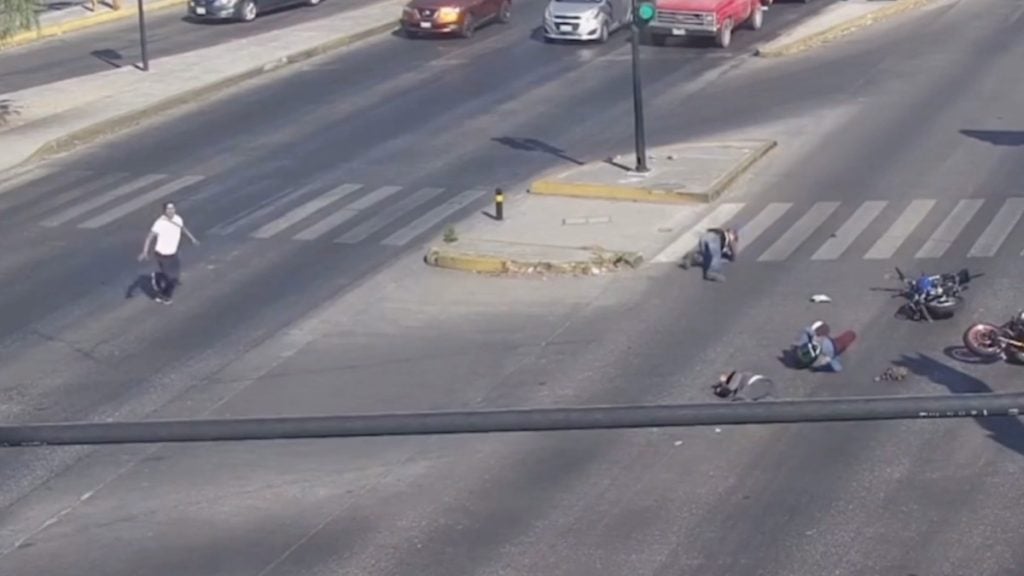 Puebla: Graban accidente de motociclistas por dar vuelta prohibida