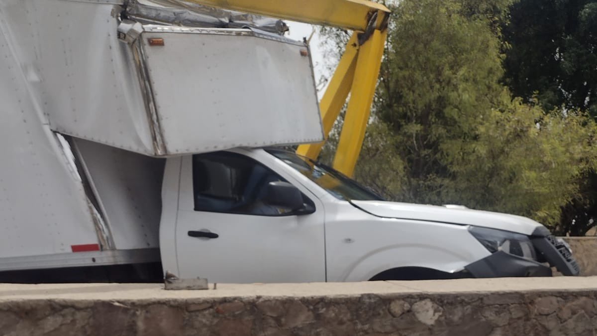 Se atora camioneta en el arco de acero del Malecón del Río