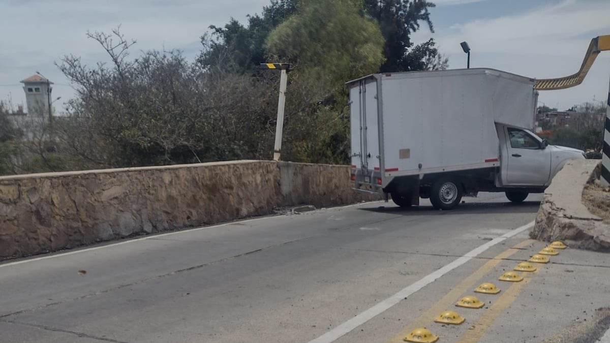 Se atora camioneta en el arco de acero del Malecón del Río