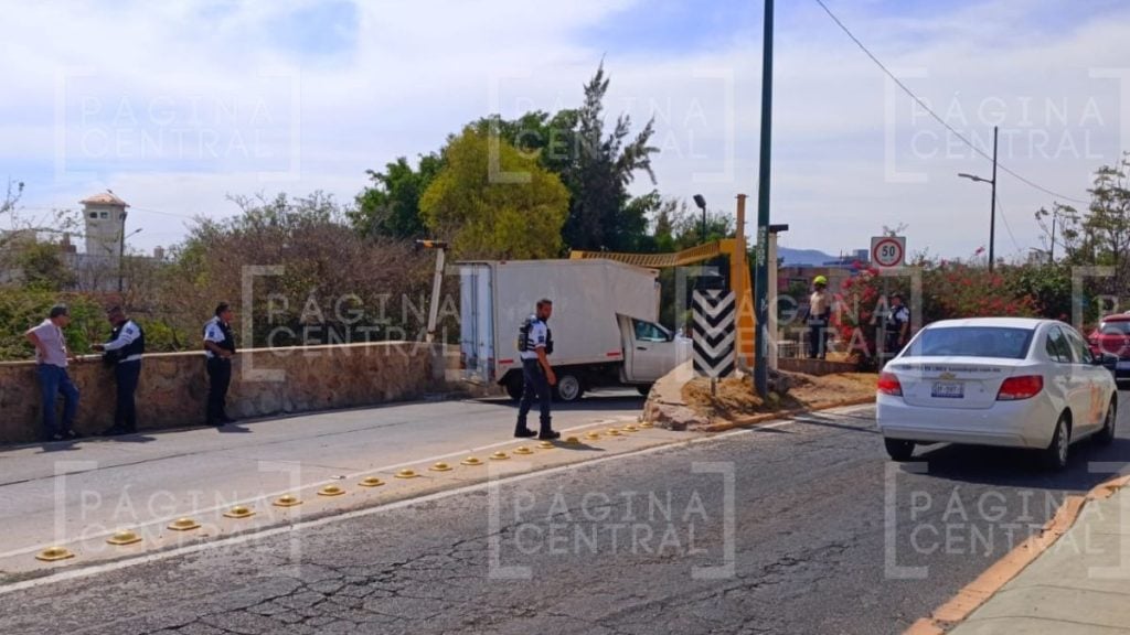 Se atora camioneta en el arco de acero del Malecón del Río