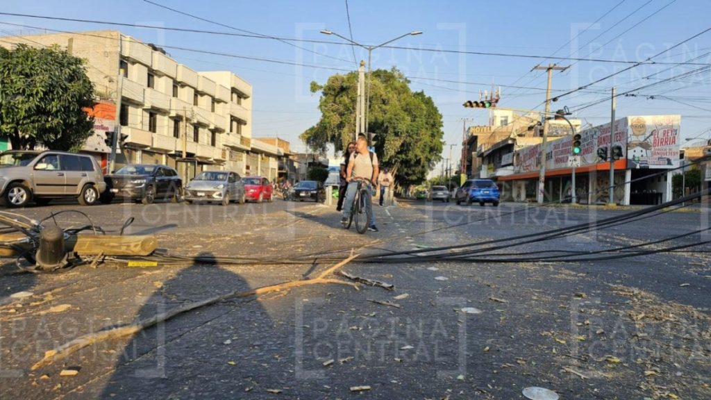 Cae poste en bulevar Valtierra y derriba semáforo en La Carmona