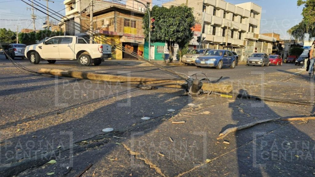 Cae poste en bulevar Valtierra y derriba semáforo en La Carmona