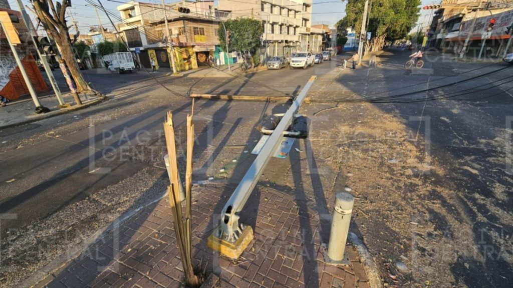 Cae poste en bulevar Valtierra y derriba semáforo en La Carmona
