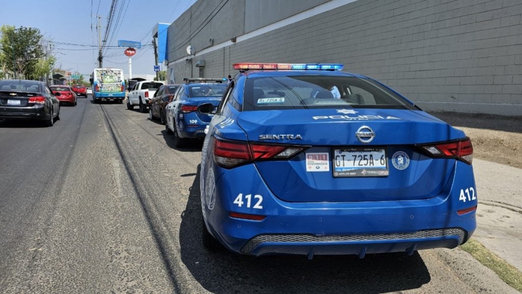 Camioneta choca a carro y vuelca en Torres Landa en El Tlacuache