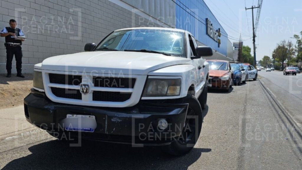 Camioneta choca a carro y vuelca en Torres Landa en El Tlacuache