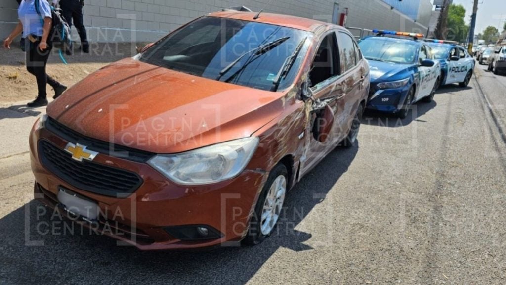 Camioneta choca a carro y vuelca en Torres Landa en El Tlacuache